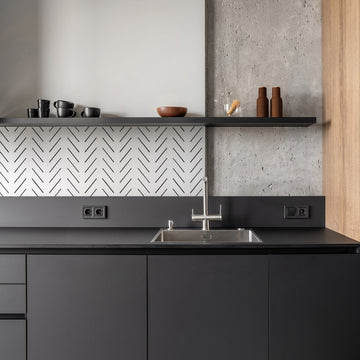 neutral kitchen backsplash design in black and white