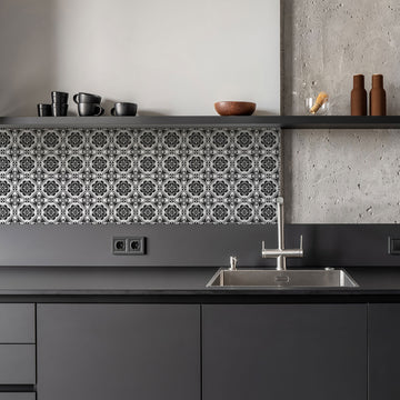 black elegant and simple backsplash design for kitchen